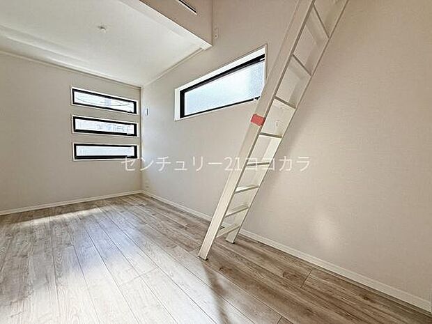 2階洋室6.0帖ロフト付の2階洋室。2階全室2面採光の明るい住空間です。全居室に収納スペース付で、お部屋を広くスッキリと使えます。