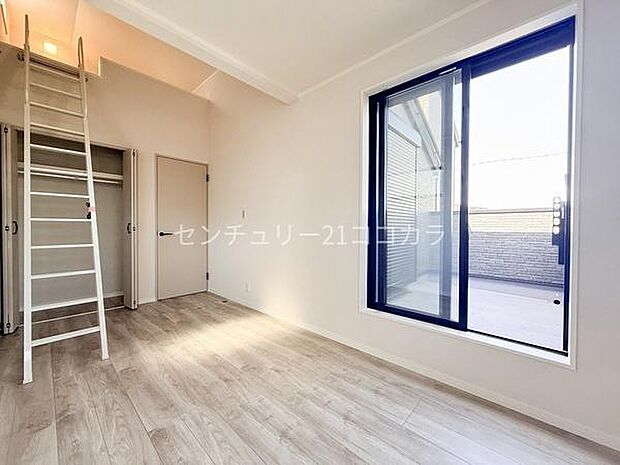 2階洋室6.0帖ロフト付の2階洋室。2階全室2面採光の明るい住空間です。全居室に収納スペース付で、お部屋を広くスッキリと使えます。