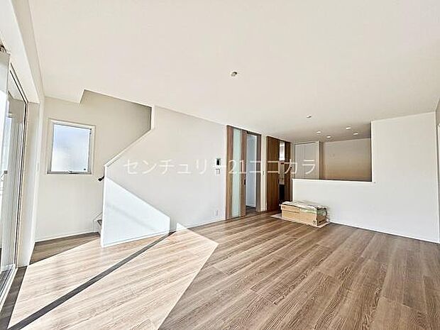 LDK17.25帖約17.25帖という広々としたLDKは、家族みんながゆったりとくつろげる大空間です！ 大きな家具を置いてもゆとりがあり、伸び伸びと過ごせます！