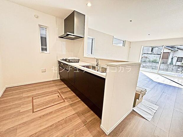 キッチンリビング全体を見渡せる対面キッチンなので、料理中も家族の様子がわかって安心です！ お子様とのコミュニケーションを楽しみながらお料理できます！