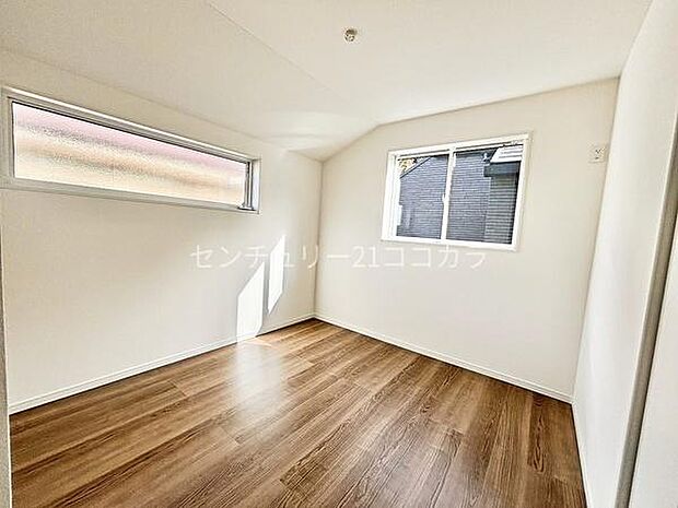 2階洋室5帖陽当たりと風通しが良い2階の洋室は、プライベートな時間を快適に過ごせます！ 居心地の良い空間で、ゆっくりと読書などを楽しめます。