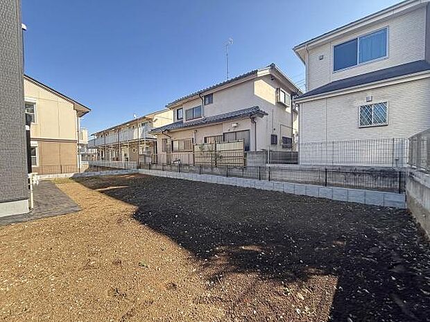 お庭庭先にゆとりがあることで、子どもが安全に遊べるスペースも確保。家庭菜園や季節の花を楽しむスペースとしても最適で、子どもと一緒に過ごせる、ほっとリラックスできる空間です。