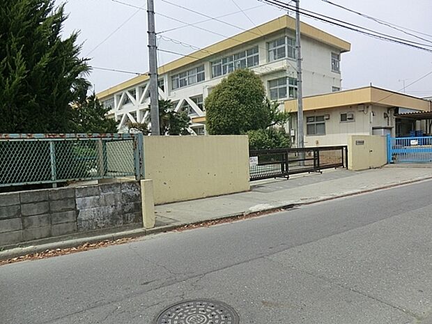 八王子市立散田小学校まで526m