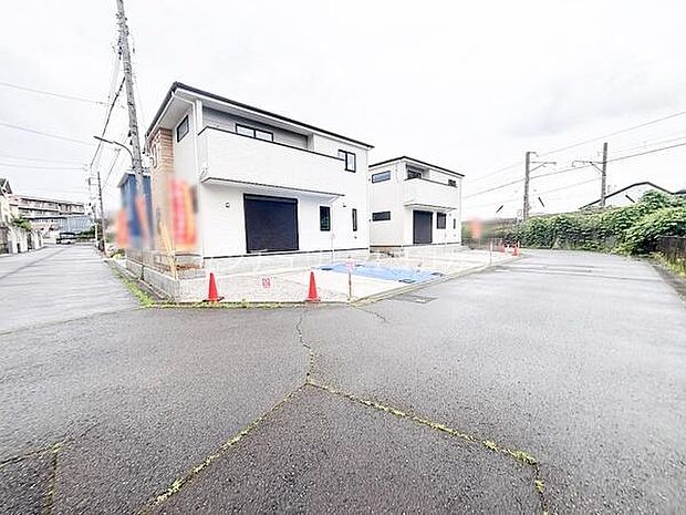 前面道路を含む現地写真角地ならではの開放感が魅力の新築戸建てです。見通しの良い前面道路で、お車の出入りもしやすい住環境です。