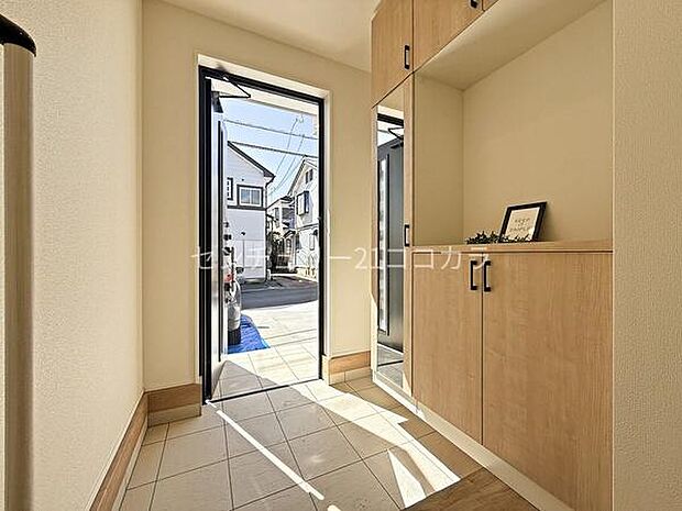 玄関断熱性に優れたお洒落な玄関ドアが、住まいの顔として素敵な印象を与えます!毎日帰るのが楽しみになるような、愛着の持てる玄関周りです!