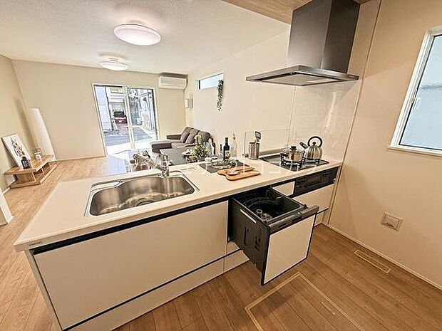 キッチン使い勝手の良いシステムキッチンです!対面式なのでお料理中もリビングの様子が見渡せ、三口コンロや広々シンクで、毎日の家事もスムーズにこなせます!