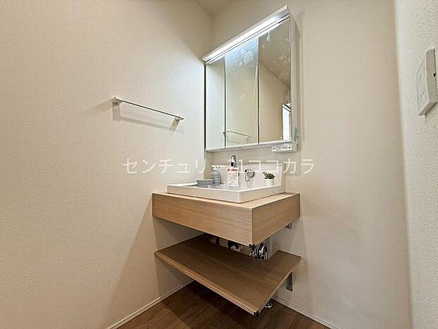 洗面台・洗面脱衣所朝の身支度をスマートにサポートしてくれる、スタイリッシュな洗面化粧台です!三面鏡の裏には小物をスッキリ収納できるため、生活感を出さずに綺麗を保てます。