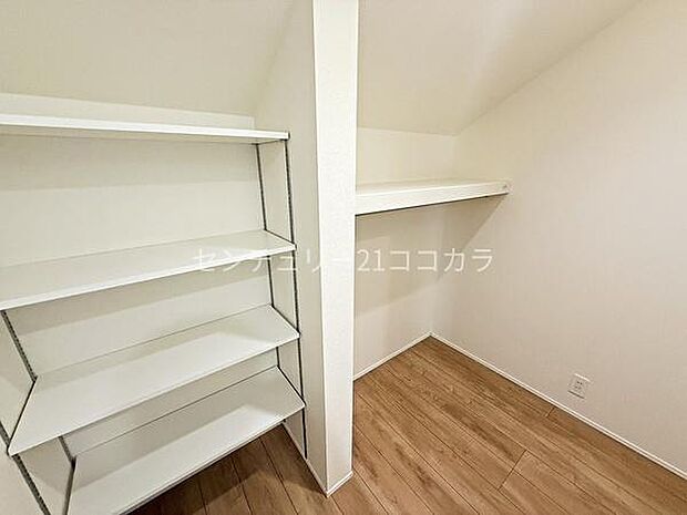 2階 可動棚・ファミリークロークこの物件の大きな魅力!2階ホールにある大容量のファミリークロークです!家族全員の衣類や季節物、掃除道具などを一箇所にスッキリまとめられます。