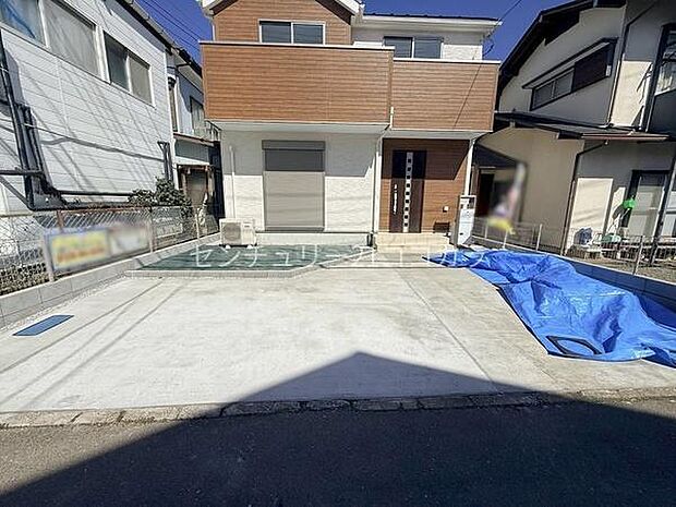 カースペース2台分お車を2台並列で停められる、広々としたカースペースを完備!道路との高低差も少なく、運転が苦手な方でも落ち着いて駐車操作ができます。