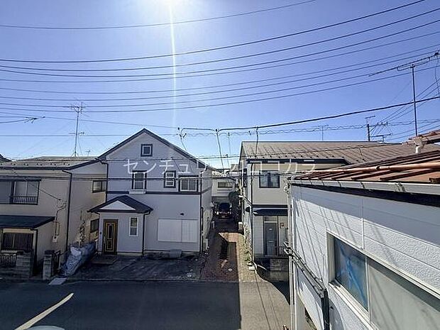 バルコニーからの眺望窓の外には開放的な景色が広がり、遠くの街並みや広い空を眺めることができます!視界を遮るものが少なく、毎日この景色を楽しみながら心穏やかに過ごせます。