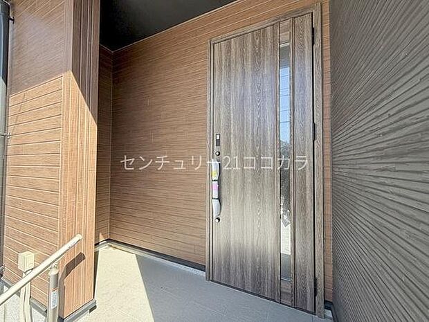 玄関断熱性に優れたお洒落な玄関ドアが、住まいの顔として素敵な印象を与えます!スマートキーなどの最新設備も相談可能で、セキュリティ面も安心です。