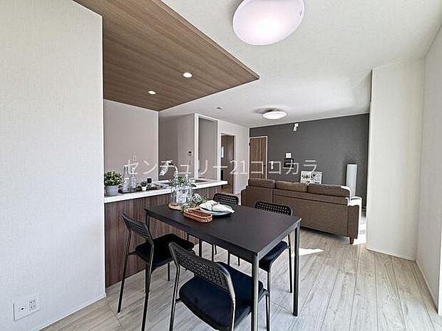 LDK16帖約16帖の広々としたLDKは、家具を置いてもゆとりがある開放的な空間です!明るい色味のフローリングがお部屋をより広く見せてくれます。