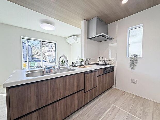 キッチンお洒落な木目調のデザインが素敵な最新のシステムキッチンです!対面式なのでお料理中もリビングの様子が見渡せ、ご家族との会話も弾みます。収納もたっぷりで、調理器具や調味料もスッキリです。