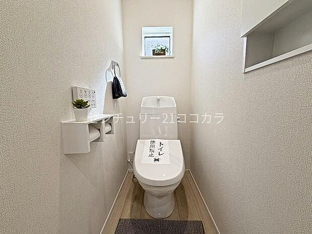 ウォシュレット機能付トイレ最新の節水型トイレを採用した、清潔感あふれるお手洗いです!窓があるため自然光が入り、こまめに換気ができるのも嬉しいポイントです。
