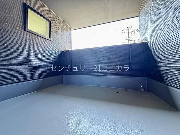 バルコニーお天気の良い日に、お洗濯物を太陽の光でカラッと乾かせるバルコニーです!外からの視線を遮る設計になっているため、プライバシーを守りながらお布団干しも気軽に行えます。