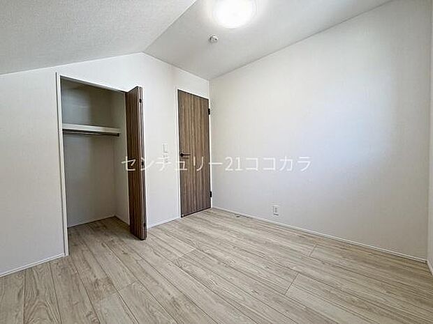 2階洋室4.5帖コンパクトながらも機能的な4.5帖の洋室です!趣味の部屋やテレワークスペースとして活用すれば、集中して作業に取り組める自分だけの場所になります。