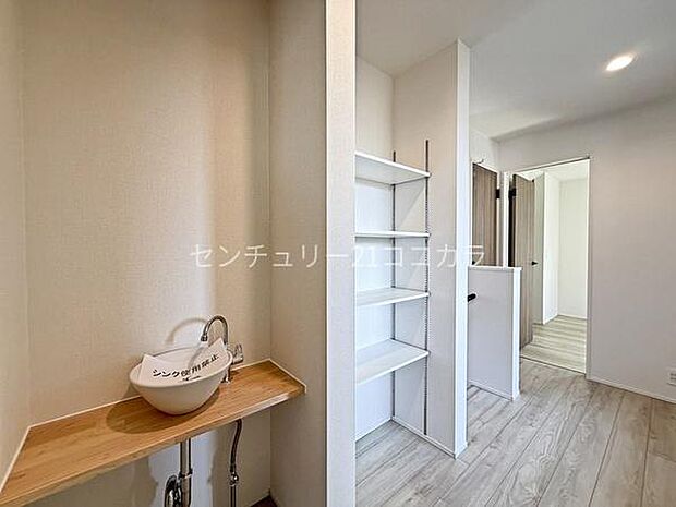 2階ホール部分 カウンター・可動棚2階のホールには、勉強や趣味の作業に便利なカウンターデスクを設置しました!横には可動棚もあり、本や道具をスッキリ整理できます。