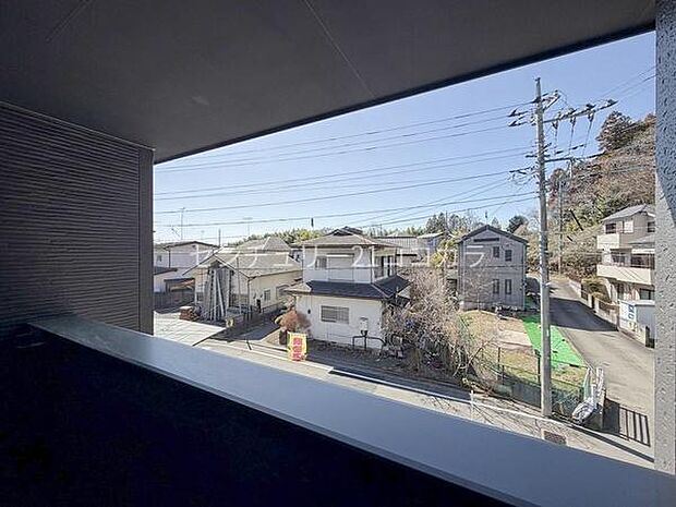 バルコニーからの眺望窓の外には開放的な景色が広がり、遠くの街並みや広い空を眺めることができます!視界を遮るものが少なく、毎日この景色を楽しみながら心穏やかに過ごせます。