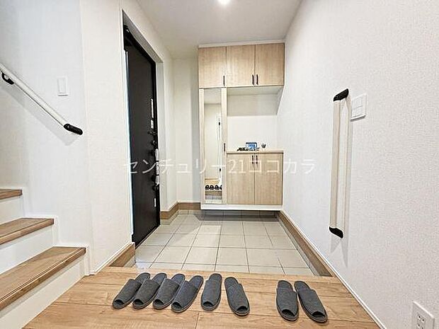 玄関明るい光が差し込む、スッキリとした玄関スペースです!大容量のシューズボックスが完備されているため、家族全員の靴を綺麗に収められます。