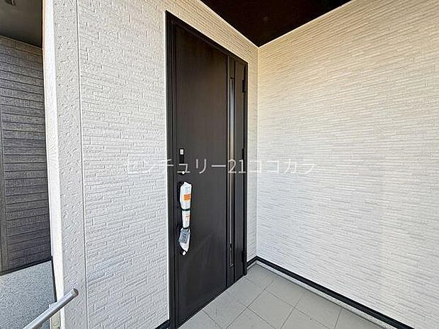 玄関断熱性に優れたお洒落な玄関ドアが、住まいの顔として訪れる人を温かく迎えます!スマートキーなどの最新設備も相談可能で、セキュリティ面も安心です。