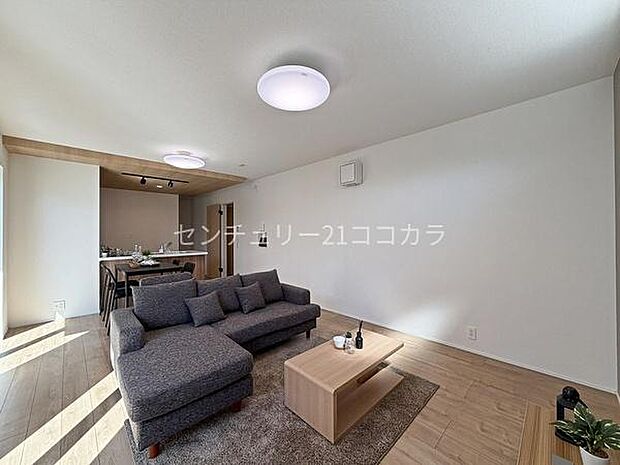 LDK17.7帖17.7帖ものゆとりある広さを誇るLDKです!大きなソファを置いても余裕があり、家族みんなが自然と集まる心地よい空間になります。