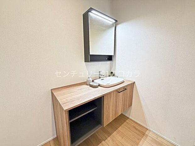 洗面台・洗面脱衣所朝の身支度をスマートにサポートしてくれる、お洒落なデザインの洗面化粧台です!鏡裏の収納には家族全員の小物を整理でき、足元の棚にはタオルのストックなどもスッキリ収まります。