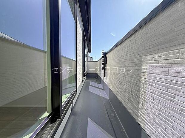 バルコニーお天気の良い日に、お洗濯物を太陽の光でカラッと乾かせるバルコニーです!外からの視線を遮る設計になっているため、プライバシーを守りながらお布団干しも気軽に行えます。