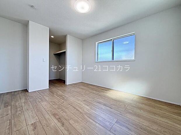 2階洋室7.2帖主寝室に最適な7.2帖の広々とした洋室です!大きなベッドを置いてもゆとりがあり、一日の終わりにゆったりとリラックスして過ごせます。