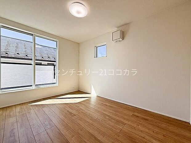 2階洋室6帖全室に大きな窓と収納を完備しており、どのお部屋も明るく使い勝手が便利です!6帖の広さがあれば、お子様の成長に合わせた家具配置も自由自在に楽しめます。