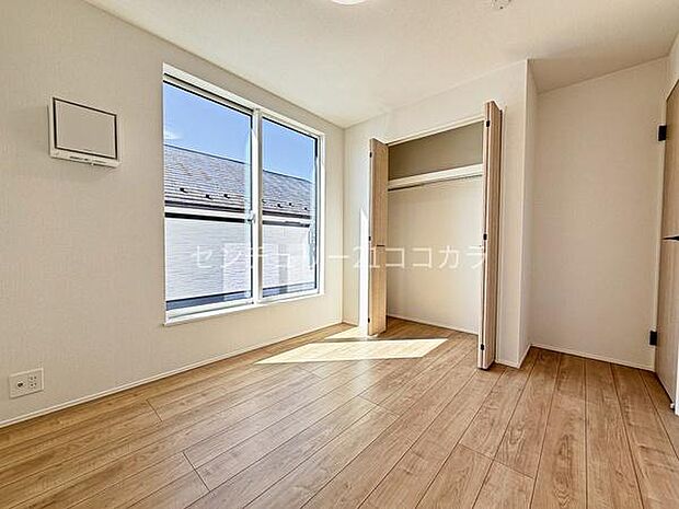 2階洋室5.2帖コンパクトながらも機能的な5.2帖の洋室です!お子様のお部屋や書斎、テレワークスペースとして活用すれば、集中して作業に取り組める自分だけの場所になります。