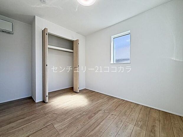 2階洋室6帖明るい日差しが差し込む、爽やかな雰囲気の6帖のお部屋です!シンプルで飽きのこない内装デザインなので、お好みのインテリアでコーディネートを楽しめます。