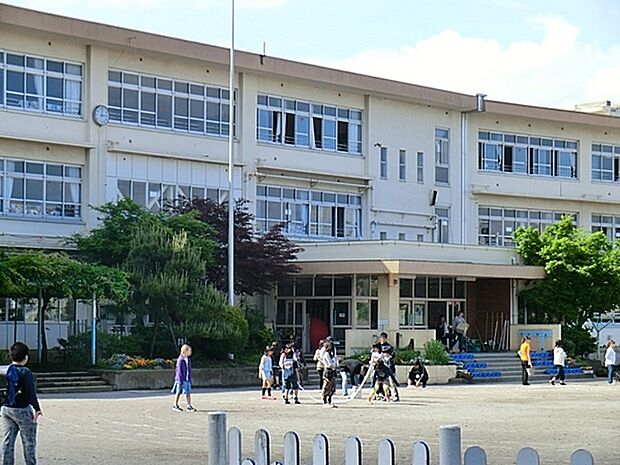 八王子市立横山第二小学校まで834m