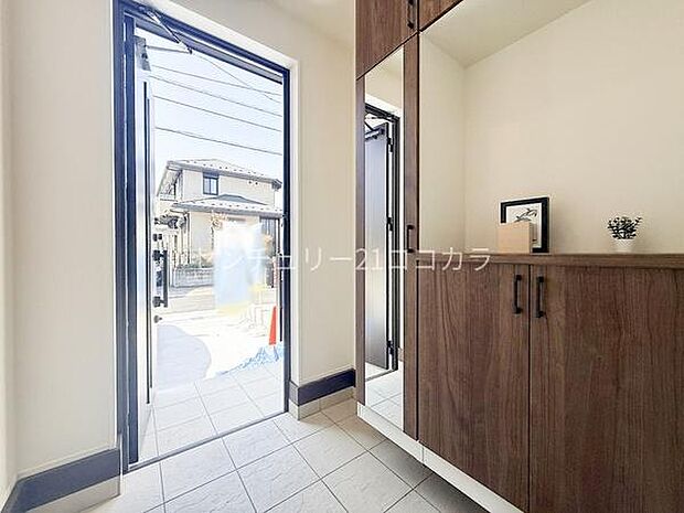 玄関採光タイプの玄関ドアからやさしい光が差し込む明るい玄関。全身鏡付きでお出かけ前の身だしなみチェックもでき、毎日の外出が気持ちよくスタートできます。