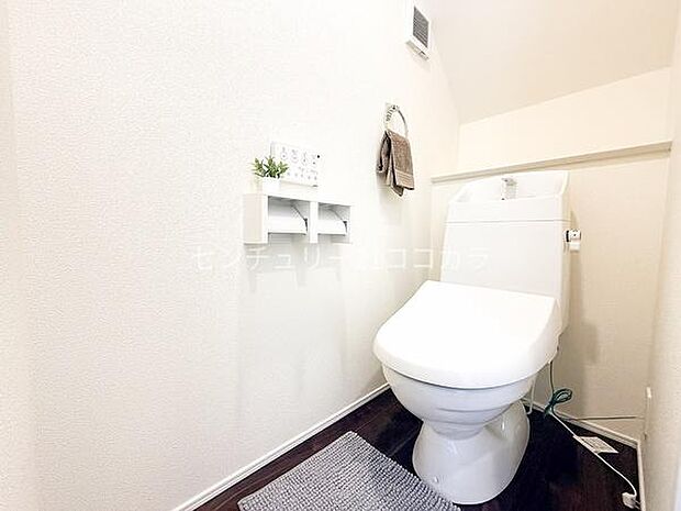 ウォシュレット機能付トイレ清潔感のあるシンプルな内装のトイレです!節水型の最新トイレを採用しているため、家計にも優しく毎日快適にお使いいただけます。