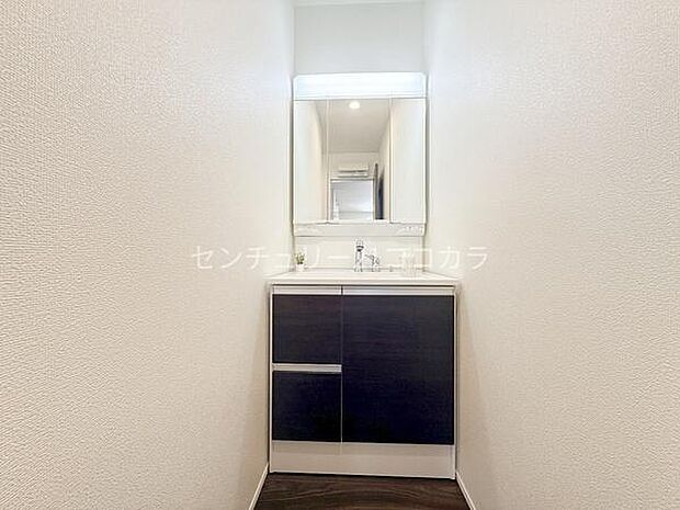 洗面台・洗面脱衣所使い勝手の良い大きな鏡が自慢の洗面化粧台です!サイドの収納スペースが充実しているため、家族全員の洗面小物も綺麗に整理整頓できます。