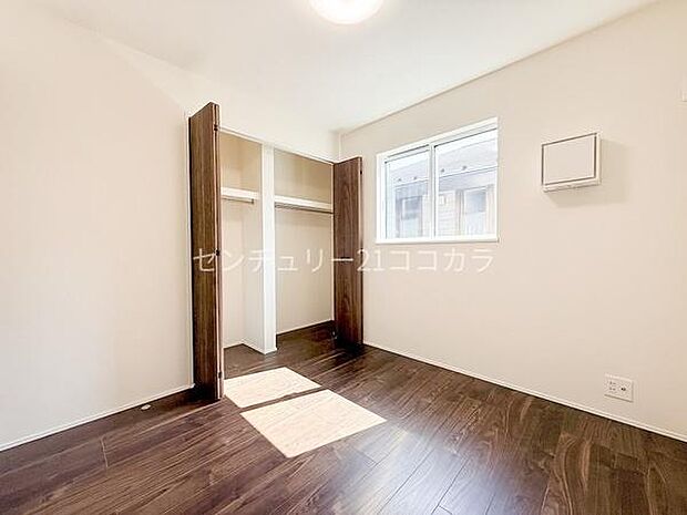 2階洋室4.5帖コンパクトながらも収納が充実した4.5帖の洋室です!趣味の部屋やテレワークスペースとして活用すれば、誰にも邪魔されず集中できる自分だけの空間になります。