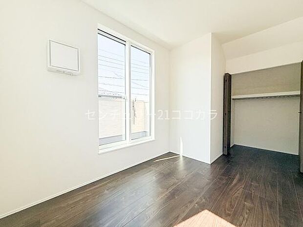 2階洋室4.7帖お子様のお部屋や書斎として最適な5.2帖の居室です!白を基調とした内装なので、どんなインテリアとも相性が良く、自分好みの空間作りを楽しめます。