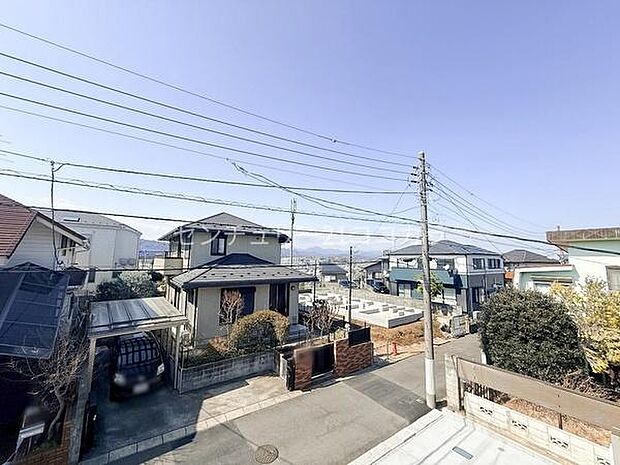 バルコニーからの眺望一戸建てが並ぶ穏やかな住宅街。前面が開けているので陽当たりが良く、開放感・風通しにも恵まれています。