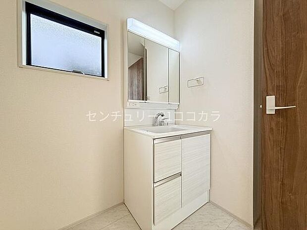 洗面台・洗面脱衣所広めの洗面室。掃除洗濯用品やご家族それぞれのヘアケア・メイクグッズなど使いたい物が多い洗面室は暮らしの大切なスペース。十分な広さがあるのは嬉しいポイントです!