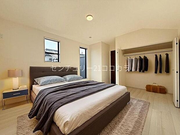 ※画像は実際の写真をもとに家具をCG合成したものです。2階洋室8.5帖主寝室は休息や趣味といったプライベートの時間も快適に過ごせます。バルコニーに面し、開放感も味わえるお部屋です。