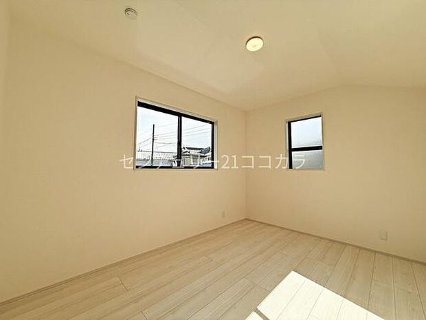 2階洋室7.0帖白を基調とし、木のぬくもりも感じられる洋室には様々なテイストの家具がよく映え、個性やお好みに合わせたインテリアで居心地の良いお部屋づくりを楽しめます。