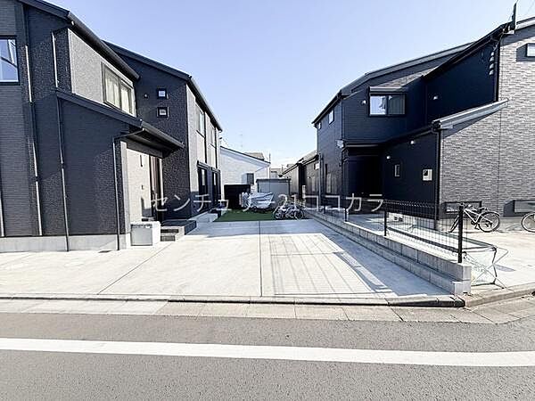 カースペースは2台駐車可能！複数所有はもちろん、来客時などにも便利です。前面道路が4ｍあり、車を出し入れしやすいカースペースです。