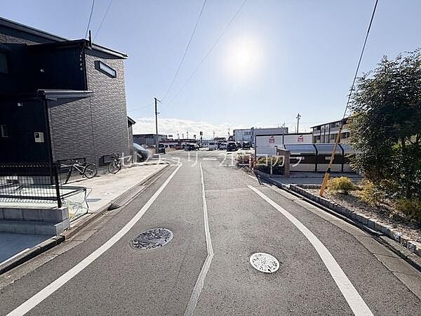 周辺は交通量も少なく、閑静で落ち着いた街並み。安心して子育てできる住環境です。