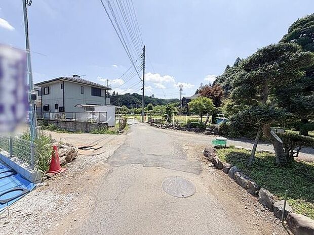 季節の移ろいを身近に感じながら、穏やかで快適な暮らしを楽しめます。豊かな自然に包まれた環境が、日々の暮らしにゆとりと潤いを与えてくれます。