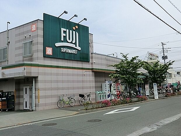 Fuji百草園店まで2500m