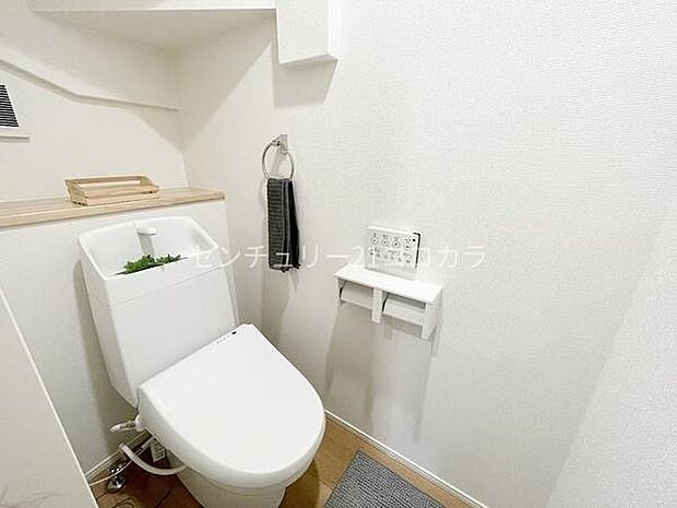 使い心地の良いウォシュレット機能付トイレ!白を基調とした清潔感のあるトイレ空間です。