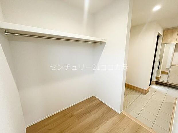 玄関からはシューズインクローク・ファミリークロークへと抜けられ、帰宅時の動線の良い間取り。外で使う物やご家族のアウターなどをまとめられ、お出かけの準備もスムーズにできます。