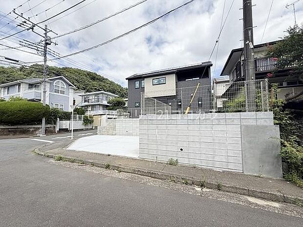 前面道路は8m・6mと広く、開放感たっぷり!カースペースへの車の出し入れもスムーズです。2026年8月6日撮影