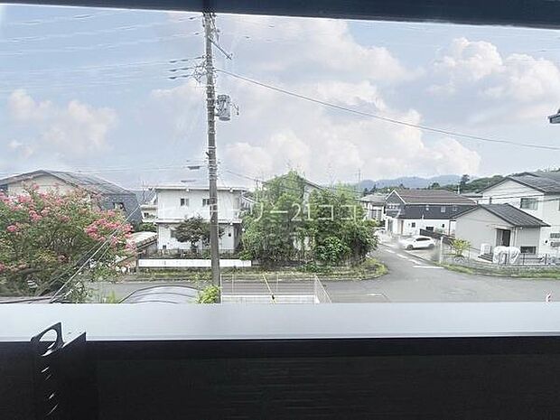 バルコニーは気軽にリフレッシュできる空間!家事やお仕事の合間などに外の空気を吸って深呼吸。気持ちよく気分転換できます。