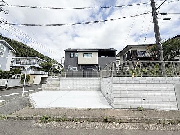 周辺は戸建の建ち並ぶ閑静な住宅地。豊かな自然に囲まれ、のびのびと子育てしやすい住環境です。2026年8月6日撮影